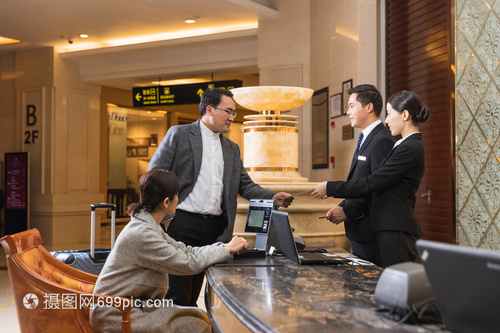 夫妻共譜酒店管理樂章 從“小家”到“大家”的智慧與挑戰